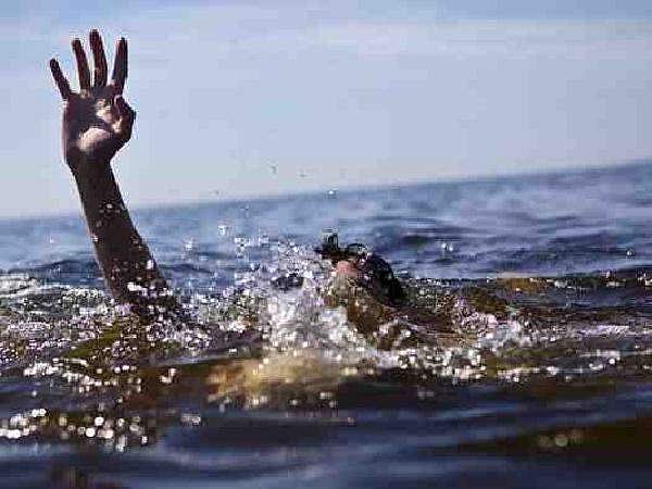 ചീനവലയില്‍ നിന്നും സെല്‍ഫി എടുക്കാന്‍ ഫോണ്‍ കടിച്ച് പിടിച്ച് നീന്തി: യുവാവിന് ദാരുണാന്ത്യം