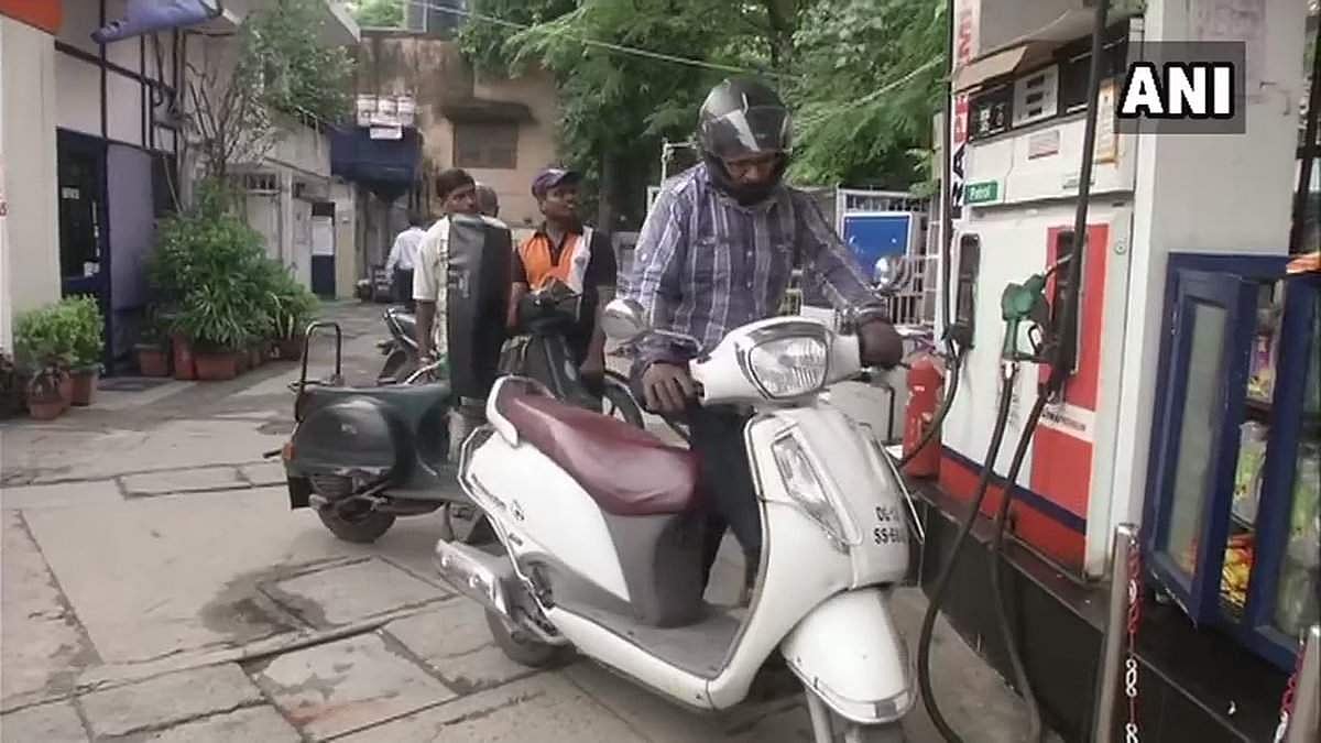 ഇന്ധന വിലയില്‍ നേരിയ ഇളവ് ; പെട്രോളിന് 10 പൈസ കുറഞ്ഞു