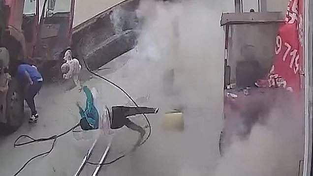ഉഗ്രശബ്ദത്തോടെ ടയര്‍ പൊട്ടിത്തെറിച്ചു: സമീപത്ത് നിന്ന അമ്മയും കുഞ്ഞും രക്ഷപ്പെട്ടതെങ്ങനെ!! വീഡിയോ കാണാം