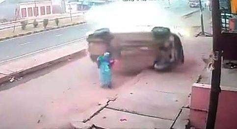 ഡ്രൈവര്‍ ഉറങ്ങിപ്പോയി; ഡിവൈഡറില്‍ തട്ടി കറങ്ങി തെറിച്ചു വന്ന കാര്‍ വഴിയാത്രികയുടെ മേലേക്ക് വീണു: ഞെട്ടിപ്പിക്കുന്ന വീഡിയോ കാണാം