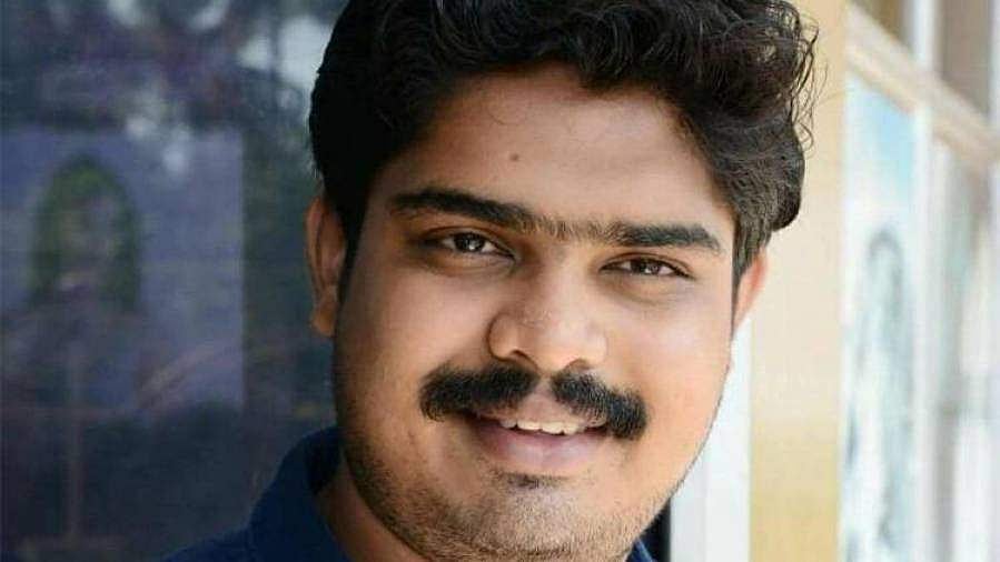 എം സ്വരാജിന് പരാതി നല്‍കിയിട്ടും നടപടിയുണ്ടായില്ല; പൊലീസ് കൈമലര്‍ത്തി; ഡിവൈഎഫ്‌ഐ നേതാവിനെതിരെ പീഡന പരാതി ഉയര്‍ത്തിയ പെണ്‍കുട്ടി മാധ്യമങ്ങള്‍ക്ക് മുന്‍പില്‍