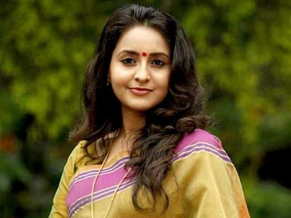 'തല്ലി എന്നത് സത്യമാണ് , പക്ഷെ അത് സംവിധായകനെ അല്ല...'; തുറന്ന് പറഞ്ഞ് നടി ഭാമ