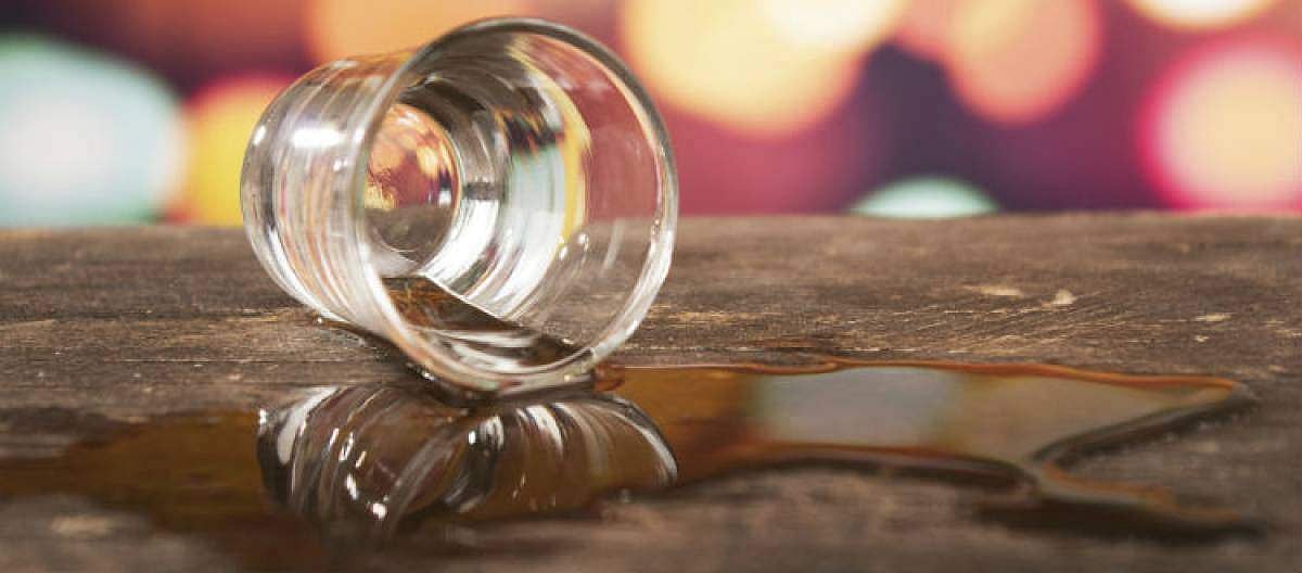 എന്തോ കലര്‍ത്തിയിട്ടുണ്ട്, കുടിക്കരുത്; മൂന്ന് പേരുടെ ജീവനെടുത്ത മദ്യത്തിലെ ദുരൂഹത നീങ്ങുന്നില്ല