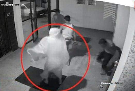 കവര്‍ച്ചയ്ക്ക് ശേഷം 'ആനന്ദ നൃത്തം' ;  കള്ളന്‍മാര്‍ കുടുങ്ങിയത് സി സി ടിവിയില്‍      (വീഡിയോ) 