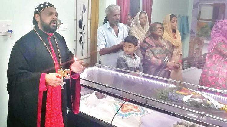 സഭാതര്‍ക്കം: വയോധികന്റെ മൃതദേഹം സംസ്‌കാരിക്കാനാവാതെ പത്തുനാള്‍; കൊച്ചുമകനെ സഭാ വേഷത്തില്‍ സംസ്‌കാര ചടങ്ങില്‍ പങ്കെടുപ്പിക്കില്ലെന്ന് ഓര്‍ത്തഡോക്‌സ് സഭ