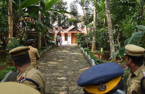 പ്രതിയായും പിന്നെ ഇരയായും പൊലീസ്