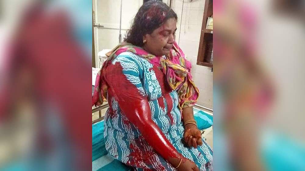 വീട്ടമ്മയുടെ ദേഹത്ത് ചുവപ്പ് പെയിന്റടിച്ചു ; കണ്ണൂർ എരഞ്ഞോളിപ്പാലത്ത് സിപിഎം പ്രവർത്തകരുടെ അതിക്രമം