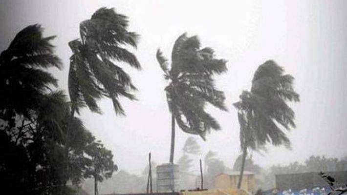 കൊരട്ടിയിൽ ചുഴലിക്കാറ്റ്; പാർക് ചെയ്തിരുന്ന ലോറി മറിഞ്ഞു, 20 പോസ്റ്റുകൾ തകർന്നു; വ്യാപക നാശനഷ്ടം