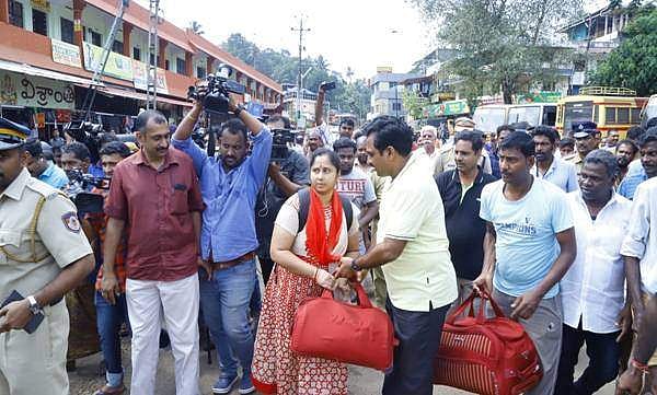 പമ്പാ ബസ്സില് ദമ്പതികള്; ശബരിമലയിലെക്കെന്ന് കരുതി പ്രതിഷേധം; പൊലീസ് അകമ്പടിയോടെ ക്ഷേത്രദര്ശനം
