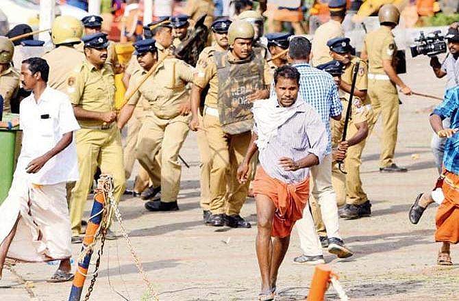 ശബരിമലയില് ആക്രമണത്തിന് സാമൂഹ്യമാധ്യമങ്ങളിലൂടെ ആഹ്വാനം; നാല്പ്പതു പേര്ക്കെതിരെ കേസ്