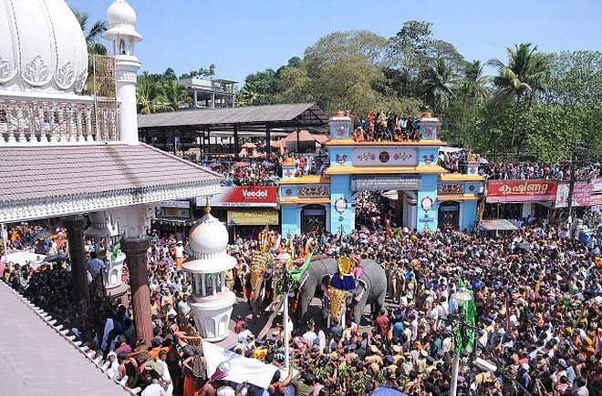 എരുമേലിയിലെ നിരോധാജ്ഞ പിന്വലിച്ചു: പമ്പയിലും സന്നിധാനത്തും തുടരും