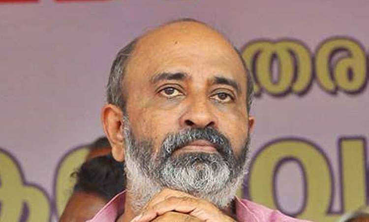 'ഒട്ടകത്തിന് കൂടാരത്തില് ഇടം കൊടുത്ത അറബിയുടെ അവസ്ഥയിലാണ് മന്ത്രി മാത്യു ടി തോമസ് '