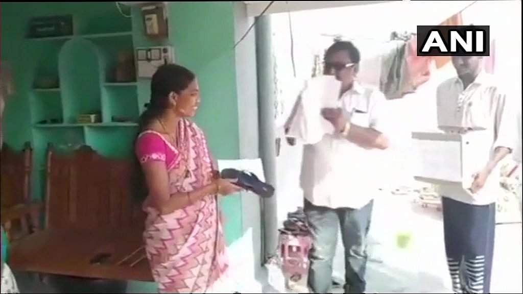 വോട്ടർമാർക്ക് സ്ഥാനാർത്ഥി വക ചെരുപ്പ്; വാഗ്ദാനങ്ങൾ പാലിച്ചില്ലെങ്കിൽ തല്ലിക്കോളു; വേറിട്ട പ്രചാരണം