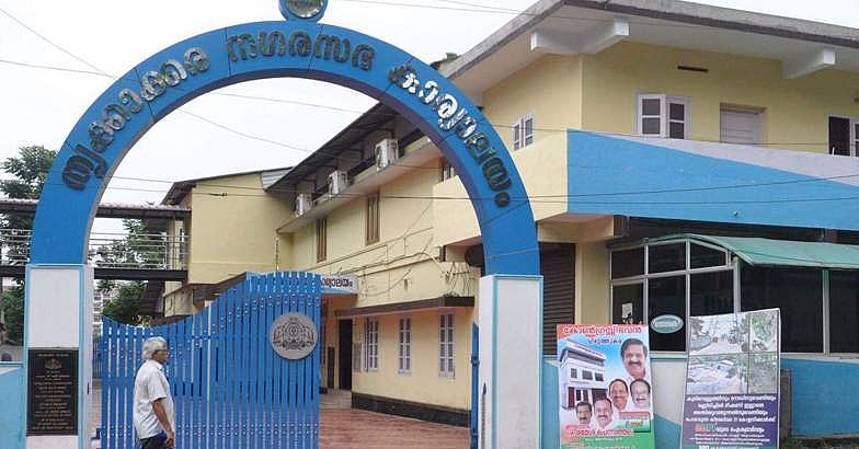 തൃക്കാക്കരയില്‍ അവിശ്വാസ പ്രമേയം ഇന്ന് ; വനിതാ കൗണ്‍സിലറെ തേടി കോണ്‍ഗ്രസ് നെട്ടോട്ടത്തില്‍; കരുനീക്കവുമായി എല്‍ഡിഎഫ്