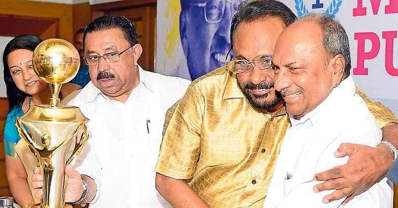 വലം നെഞ്ചില്‍ ആന്റണി ; ഇടം നെഞ്ചില്‍ പിണറായി ; കോണ്‍ഗ്രസ് വിടേണ്ടി വന്ന കാര്യം ഇപ്പോള്‍ വെളിപ്പെടുത്താനാകില്ലെന്ന് ചെറിയാന്‍ ഫിലിപ്പ്
