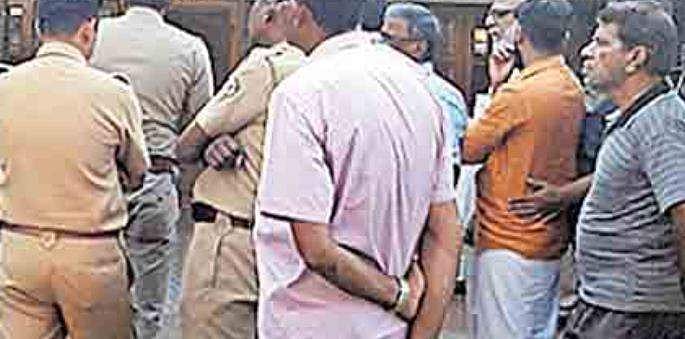 5 കോടിയുടെ കുടിശിക, അറിഞ്ഞില്ലെന്ന് വീട്ടമ്മ; ജപ്തി ചെയ്യാനെത്തിയ ഉദ്യോഗസ്ഥര്‍ക്ക് മുമ്പില്‍ ആത്മഹത്യാഭീഷണി,  നാടകീയ രംഗങ്ങള്‍ 
