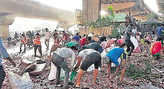 അപകടത്തില്‍പ്പെട്ട ഡ്രൈവറെ തിരിഞ്ഞു നോക്കിയില്ല; ഉള്ളി മോഷ്ടിച്ച് ജനക്കൂട്ടം 