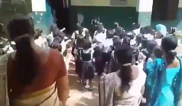 'ഞാനെന്റെ മാതാപിതാക്കളേയും 'കുറുക്കന്മാരെയും' ബഹുമാനിക്കുന്നു'; ഇത്ര ക്യൂട്ടായി ഇനി ആര് പ്രതിജ്ഞ ചൊല്ലിത്തരാനാണ്; വീഡിയോ 