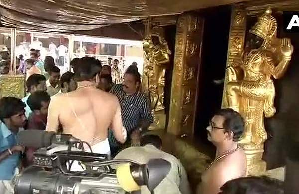 ചിത്തിര ആട്ടവിശേഷത്തിനായി ശബരിമല നട തുറന്നു, വന്‍ തിരക്ക്; കനത്ത സുരക്ഷ