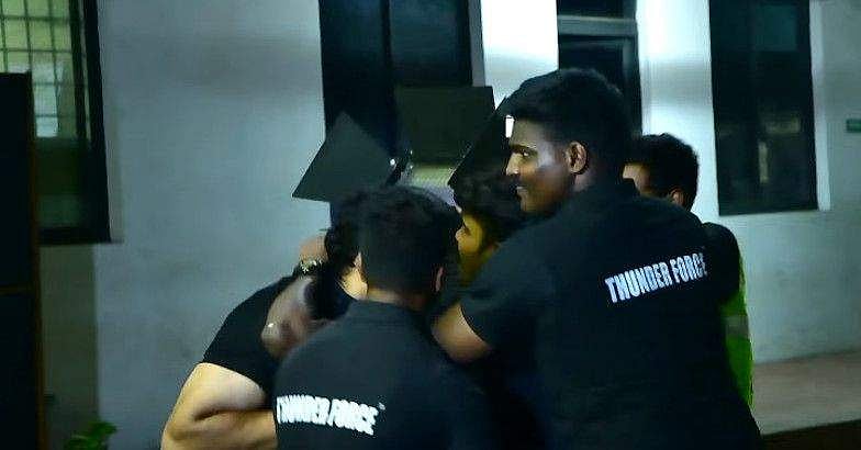 കൂലി ചോദിച്ചതിന് വിദ്യാര്ത്ഥികള്ക്ക് നേരെ തോക്കുചൂണ്ടി ഭീഷണി: ആറ് തണ്ടര്ഫോഴ്സ് ജീവനക്കാര്ക്കെതിരെ കേസ്