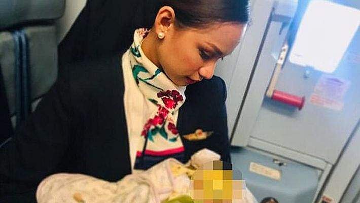 വിശന്നു കരഞ്ഞ യാത്രക്കാരിയുടെ കുഞ്ഞിനെ മുലയൂട്ടി എയര്‍ഹോസ്റ്റസ്; അഭിനന്ദന പ്രവാഹം