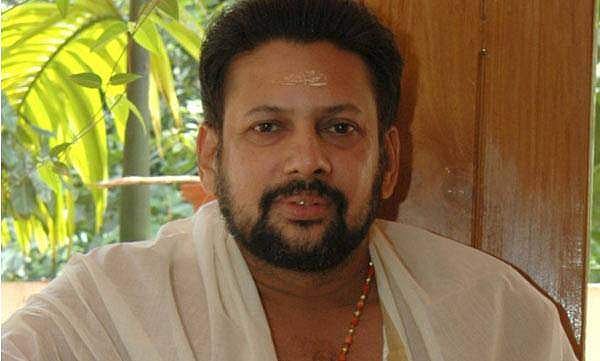 ക്ഷേത്രനട അടയ്ക്കുന്നതിനെക്കുറിച്ച് ശ്രീധരൻപിള്ളയോട് അഭിപ്രായം തേടിയിട്ടില്ല; കണ്ഠര് രാജീവര്