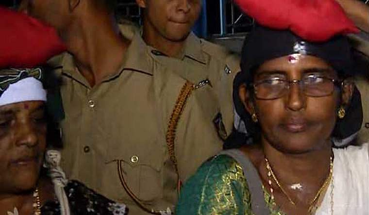 ശശികലയെ അറസ്റ്റ് ചെയ്ത പൊലീസുകാര്‍ക്ക് ഡിജിപിയുടെ പുരസ്‌കാരം ; ഗുഡ് സര്‍വീസ് എന്‍ട്രിയും കാഷ് അവാര്‍ഡും