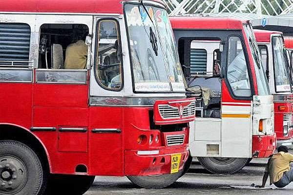 ഹര്ത്താല് ദിവസം സര്വീസ് നടത്തി; അജ്ഞാത സംഘം സ്വകാര്യ ബസ് തല്ലിത്തകര്ത്തു