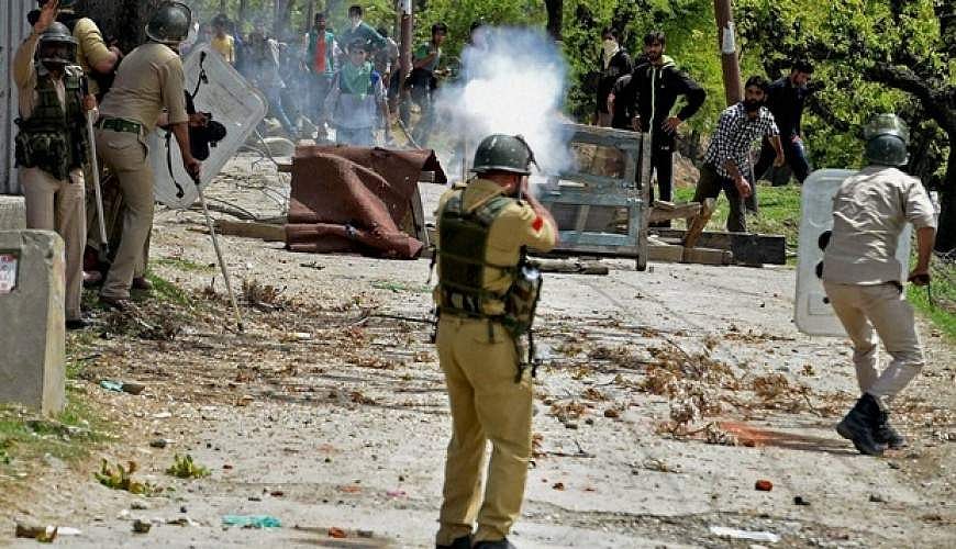 കശ്മീരില് ഏറ്റുമുട്ടല്; മൂന്ന് തീവ്രവാദികളെ വധിച്ചു; സൈനികനടക്കം പത്ത് പേര് കൊല്ലപ്പെട്ടു