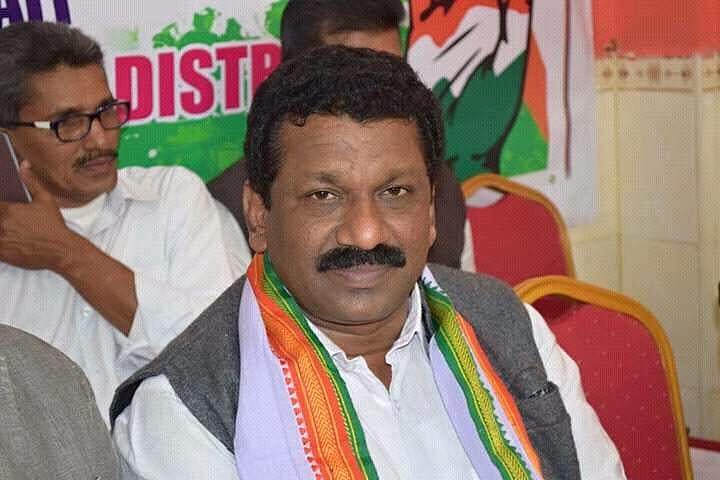 പാർട്ടി ഓഫീസ് നിർമിക്കുന്നതിനായി 40 ലക്ഷത്തിന്റെ വീട് വിറ്റ് സതീശൻ പാച്ചേനി