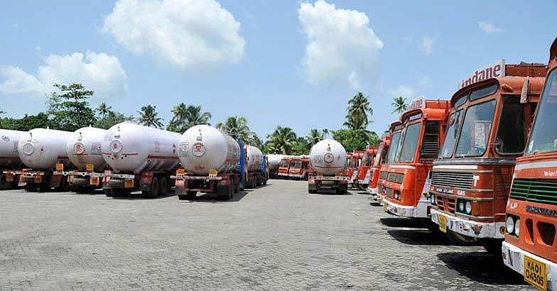 നാലുജില്ലകള്‍ രൂക്ഷമായ ഇന്ധനക്ഷാമത്തിലേക്ക് ; ഐഒസി തൊഴിലാളി സമരം തുടരുന്നു