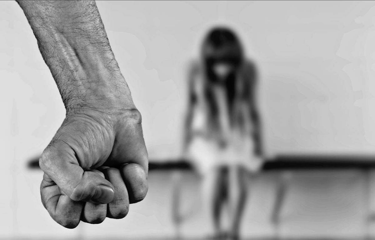 ബ്യൂട്ടി പാർലറിൽ ജോലി വാ​ഗ്ദാനം നൽകി ലൈം​ഗികമായി പീഡിപ്പിച്ചതായി യുവതിയുടെ പരാതി; അച്ഛനും മകനുമെതിരെ കേസ്