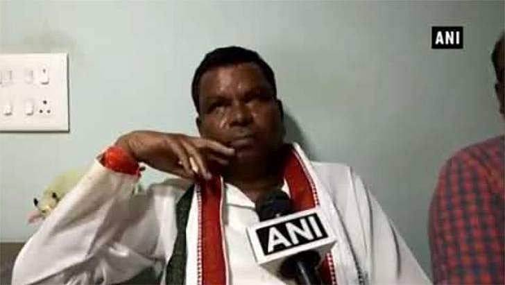 എഴുത്തും വായനയും അറിയില്ല; മന്ത്രിക്ക് വേണ്ടി സത്യപ്രതിജ്ഞ ചൊല്ലി ഗവര്‍ണര്‍