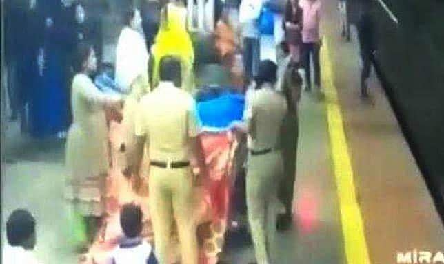 തിരക്കേറിയ റെയില്‍വെ സ്റ്റേഷനില്‍ 21 കാരിക്ക് സുഖപ്രസവം; സൗകര്യമൊരുക്കിയ പൊലീസിന് ബിഗ് സല്യൂട്ട്‌
