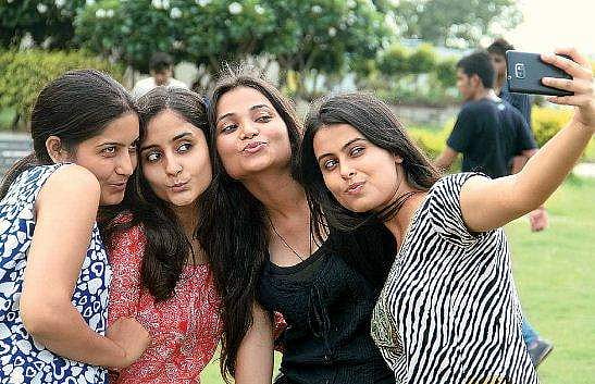 സെല്‍ഫിപ്രേമം അല്‍പ്പം കുറയ്ക്കാം ; സെല്‍ഫി റിസ്റ്റ് ബാധിതരുടെ എണ്ണം കൂടുന്നുവെന്ന് ഡോക്ടര്‍മാര്‍