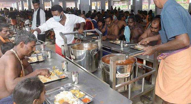 വിവാദങ്ങള്‍ക്ക് വിട; പമ്പയില്‍ അയ്യപ്പ സേവാ സമാജത്തിന്റെ അന്നദാന വിതരണം ആരംഭിച്ചു