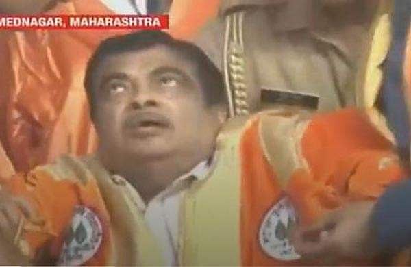 കേന്ദ്രമന്ത്രി നിതിന്‍ ഗഡ്കരി പ്രസംഗ വേദിയില്‍ കുഴഞ്ഞുവീണു (വിഡിയോ)