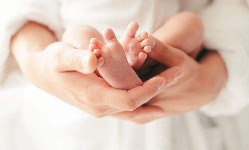 ഗര്‍ഭിണിയെ ലേബര്‍ റൂമിലേക്ക് നടത്തിക്കൊണ്ടുപോയി; പ്രസവിച്ച കുഞ്ഞ് തറയില്‍ വീണുമരിച്ചു