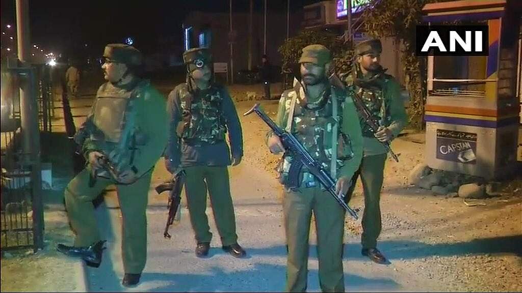 കശ്മീരിലെ സൈനിക ക്യാംപില്‍ ഭീകരാക്രമണം; രണ്ടു മരണം