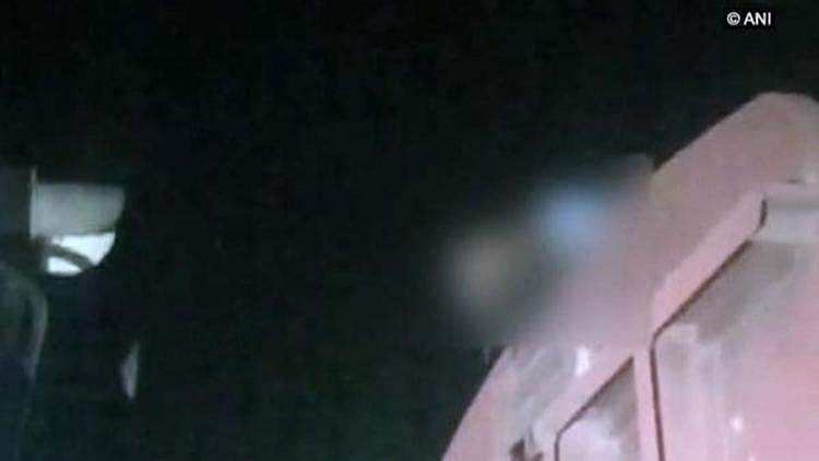 ട്രയിന് മുകളില്‍  നിന്ന്‌ സെല്‍ഫി; യുവാവ് ഷോക്കേറ്റ് മരിച്ചു