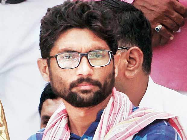 ജിഗ്നേഷ് മേവാനിക്ക് നേരെ ഗുജറാത്ത് പൊലീസിന്റെ കാടത്തം ; കാറില്‍ നിന്നും ബലമായി കസ്റ്റഡിയിലെടുത്തു ( വീഡിയോ )
