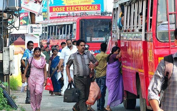 സ്വകാര്യ ബസ് സമരം പൊളിയുന്നു; ബസുകള്‍ ഓടിതുടങ്ങി