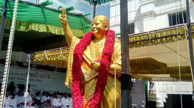 ഇതാരാ?.. മനസിലാവുന്നില്ലല്ലോ..!!: എഐഡിഎംകെ ഹെഡ്ക്വാട്ടേഴ്സിന് മുന്നിലുള്ള പ്രതിമ ജയലളിതയെപ്പോലെയല്ല