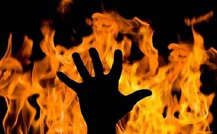 വീട്ടുകാര്‍ നിശ്ചയിച്ച വിവാഹം മുടക്കാന്‍ വധുവും കാമുകനും ചേര്‍ന്ന് വരനെ തീകൊളുത്തി കൊന്നു; സംഭവം വിവാഹത്തിന് രണ്ട് ദിവസം മുന്‍പ്
