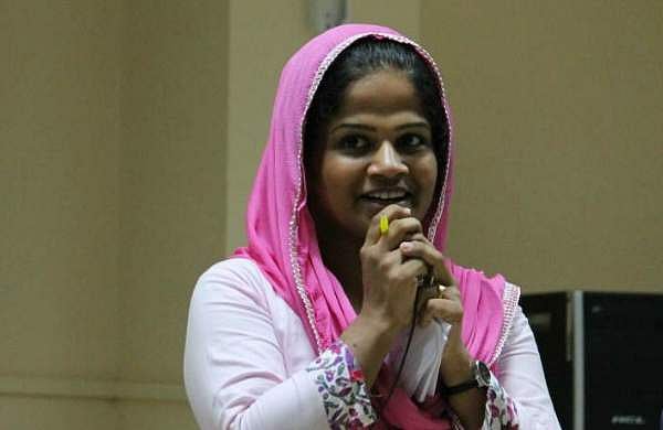 മൂത്രമൊഴിക്കാന്‍ ടോയ്‌ലറ്റില്‍ കയറുന്നതിന് മുന്‍പ് വരെ പല തവണ ചിന്തിക്കേണ്ടി വരുന്ന ഗതികേട്: ഷിംന അസീസിന്റെ മറുപടി