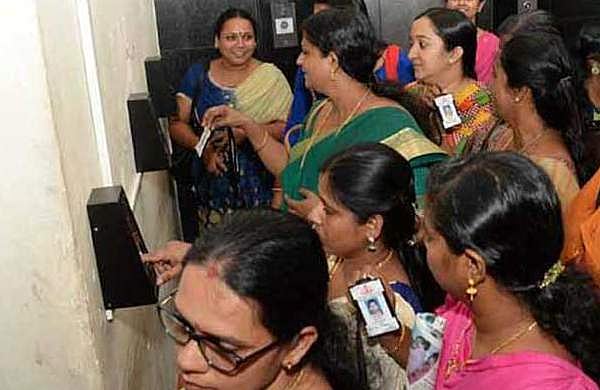 സെക്രട്ടേറിയറ്റിലെ പഞ്ചിംഗ് : വൈകിയെത്തിയ ജീവനക്കാര്‍ക്ക് നല്‍കിയ കാരണം കാണിക്കല്‍ നോട്ടീസ് പിന്‍വലിച്ചു