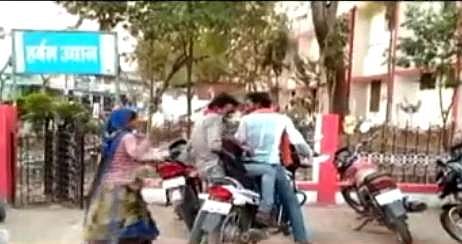 ആംബുലന്‍സ് ലഭിച്ചില്ല; മകളെ പുതപ്പില്‍ പൊതിഞ്ഞ് അവര്‍ ബൈക്കില്‍ ആശുപത്രിയില്‍ എത്തി; അധികൃതരുടെ അനാസ്ഥയില്‍ നാല് വയസുകാരി മരിച്ചു