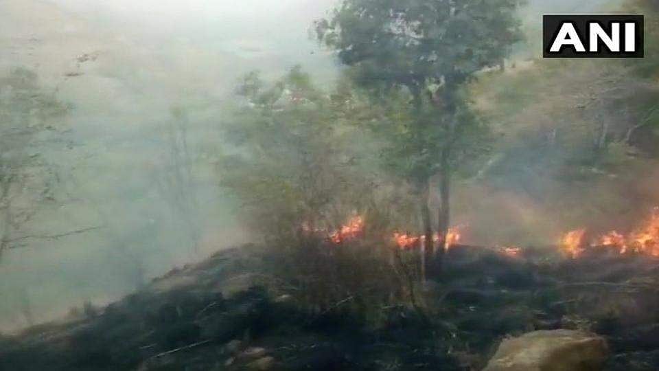 തേനിയില്‍ കാട്ടു തീ: നാല്‍പ്പത് വിദ്യാര്‍ത്ഥികള്‍ കുടുങ്ങിക്കിടക്കുന്നു, ഒരു മരണം