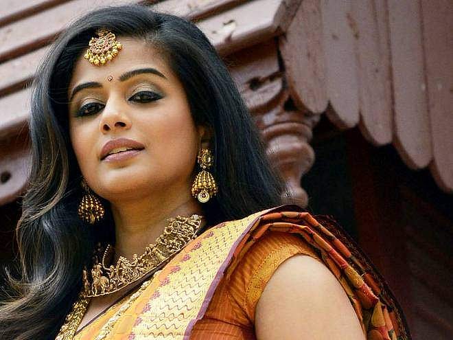 അഭിനയിക്കാത്ത ചിത്രത്തിന്റെ ടീസറില്‍ ഉള്‍പ്പെടുത്തി: നിര്‍മ്മാതാവിനെതിരെ പ്രിയാമണി
