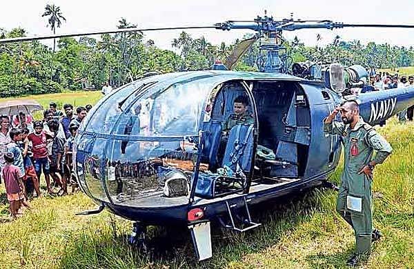 നാവികസേനയുടെ ഹെലികോപ്റ്റര്‍ പാടത്ത്, കൗതുകത്തോടെ നാട്ടുകാര്‍